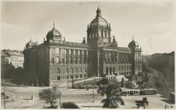 Praha Národní muzeum doprava před muzeem foto Švec