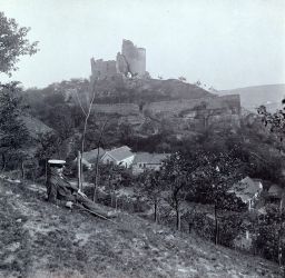 Hrad Zvířetice nad vsí Podhradí, celkový pohled, polovina stereofotografie