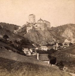 Hrad Karlštejnt, celkový pohled, polovina stereofotografie