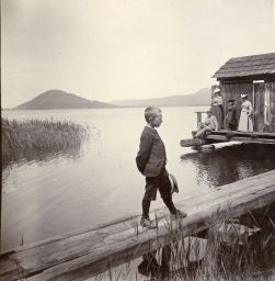 Doksy, Máchovo jezero, koupaliště, polovina stereofotografie (Dobový popisek na rubu: Zátoka Velkého rybníka s hraběcím koupadlem)