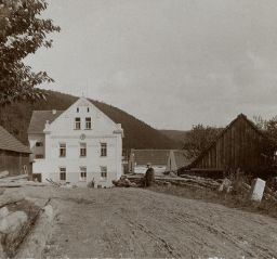 Kočkův Mlýn, Slabce čp. 16, polovina stereofotografe (datováno 11 9. 1913, pozdější pila, opuštěná po povodních 2002)