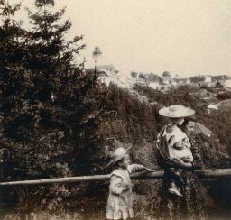 Žena s dětmi přčed panoramatem Bechyně, polovina stereofotografie