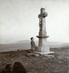 Modlitba před křížem na Radhošti, polovina stereofotografie (kříž pochází z roku 1805)