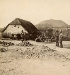 Krabčice a Hora Říp, polovina stereofotografie (datováno 5. 3. 1893, na domě cedule s nápisem Jan Sípal kolář )
