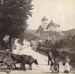 Hrad Karlštejn a ulice v podhradí, polovina stereofotografie