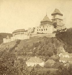 Hrad Karlštejn během stavebních prací, polovina stereofotografie (1887–1905 probíhala přestavba hradu)
