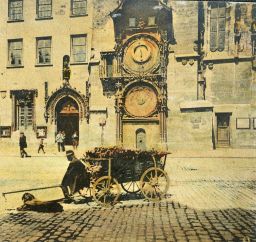 Praha, Staroměstský orloj, polovina stereofotografie, ručně kolorovaný světkotisk
