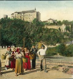 Hrad Český Šternberk a návrat z trhu, polovina stereofotografie, ručně kolorovaný světlotisk