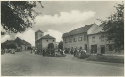 Tlumačov Zlín lidé na náměstí Orbis 40. léta ještě MF