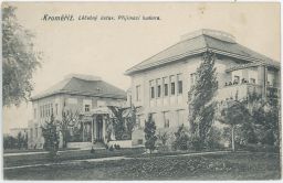 Kroměříž c.k. léčebna nemocnice blázinec psychiatrie lidé na balkoně na schodech