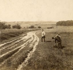 Voják na místě někdejšího bojiště války 1866, polovina stereofotografie