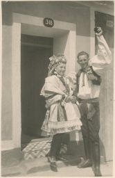Kunovice č.p. 318 Uherské Hradiště etnografie kroje družička s mládencem 40. léta