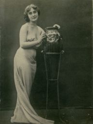 Žena s vázou, polovina stereofotografie