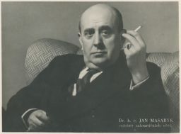 Jan Masaryk s cigaretkou