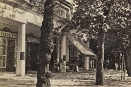 Mariánské Lázně, Jitřní kolonáda, obchody, (před 1873, kdy zděné sloupy a markýzy byly nahrazeny litinovými sloupy a provedeno zastřešení)
