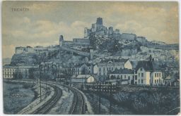 Železnice lidé u kolejí hrad Trenčín