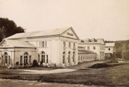 Mariánské Lázně, Nové Lázně, Kursál v popředí