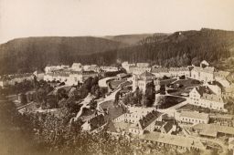 Mariánské Lázně, Pohled z Křížového vrchu na katolický kostel a dnešní Goethovo náměstí