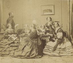 Georg Anton Maria Graf von Hoyos s širší rodinou (na reversu pouze uvedeno „Familie Hoyos“, )