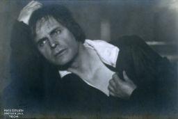 Herec Paul Wiecke jako Hamlet