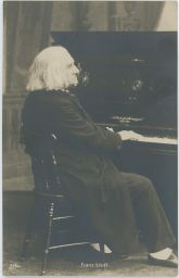 Franz Liszt foto u klavíru