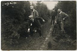 Herec Jindřich Mošna se synem a společníky našel hřib v lese u Dobřívi v létě 1094.. Uveřejněno v Českém světě v říjnu 1904.