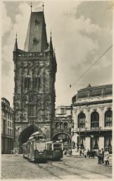 Praha Prašná brána dvě tramvaje Orbis poštou 1960 ale ještě MF