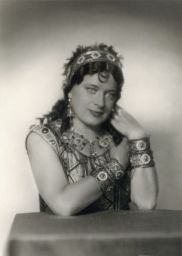 Zpěvačka Emilie ( Míla) Kočová v opeře Aida.