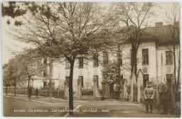 Olomouc Dělostřelecké učiliště důstojník před branou 1926