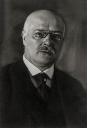 Adolf Mikeš, klavírní pedagog, tvůrce obloukové klávesnice