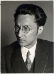 Nar eversu tužkou napsáno L. (?)ak (Šak?). Ladislav Žák (1900-1973), malíř a architekt, však podobě neodpovídá.