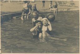 Koupaliště ženy plavky Hradec Králové 1933