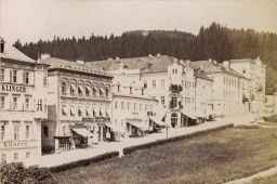 Mariánské Lázně, ulice Křížového pramene (nyní Masarykova) před přestavbou hotelu Klinger r. 1883