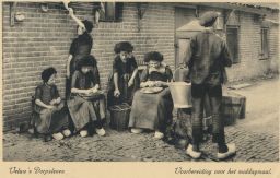 Etnografie zvyky Holandsko Nizozemí ženy připravující oběd / Veluw's Dorpsleven Voorbereiding voor het middagmaal