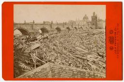 Praha, naplavené dříví u Karlova mostu za povodně 1872, kabinetka