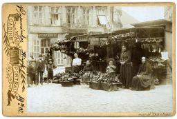 Stánky s prodejem obuvi na Ovocném trhu v Praze, 1902, kabinetka