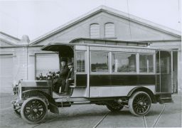 Autobus v Praze před vozovnou, asi 1907