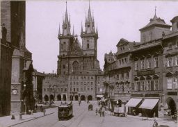 Tramvaj pod orlojem v Praze, kolem 1900, kabinetka
