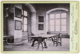 Dobový popisek: Historické okno v bývalé kanceláři místodržiteství, kolem 1888, kabinetka