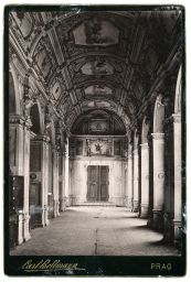 Chodba ve Valdštejnském paláci na Malé Straně, kolem 1888, kabinetka