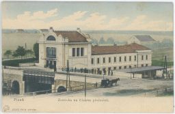 Železnice zastávka Plzeň Říšské předměstí lidé kůň kočár kolorovaná