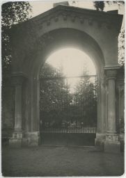 Kolín brána hřbitova zbořena po náletu 1945