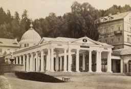 Mariánské Lázně, Kolonáda Křížového pramene (před 1879, kdy byla přestavěna budova Zasílatelství minerálních vod - v pozadí vlevo)