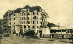 Dobový popisek: U Hlávkova mostu, kolem 1914, fotopohlednice