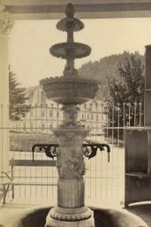 Mariánské Lázně, Kolonáda Karolinina pramene (po 1872), pramenná váza Ferdinandova pramene
