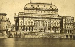 Praha, Národní divadlo od řeky, kolem 1886