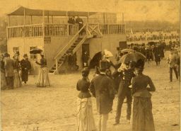 Společnost na dostizích v Chuchli, kolem 1893, kabinetka