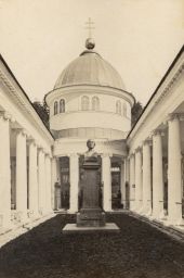 Mariánské Lázně, Kolonáda Křížového pramene, dvorana s pomníkem J. J. Nehra