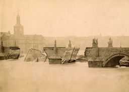 Zřícený Karlův most za povodně, pohled z Malé Strany proti proudu, 4. 9. 1890, kabinetka