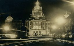 Osvětlené noční Národní muzeum v Praze, kolem 1928, fotopohlednice